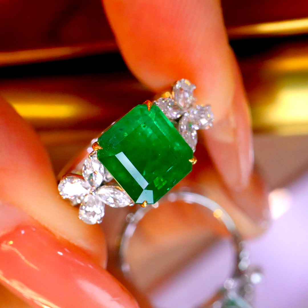 Elegant and Understated Natural Emerald Ring in 18K Gold with Diamonds - Fine Jewelry