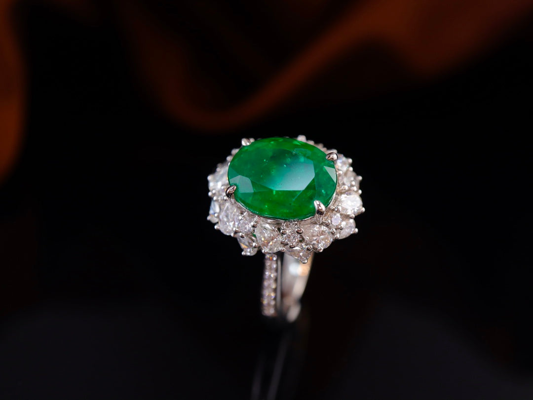 Emerald Ring - Luxurious Grand Style Jewelry