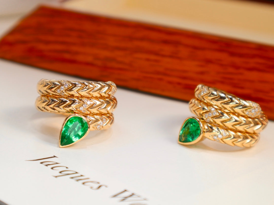 Emerald Snake Ring: A Symbol of Mystique and Fashion Jewelry