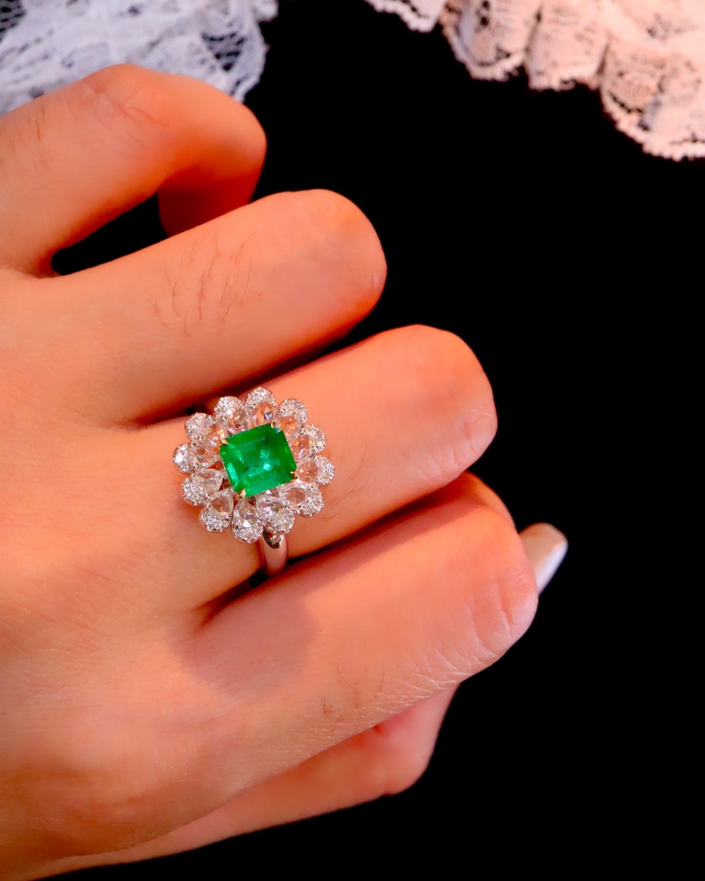 Exquisite 18K Gold Diamond-Embedded Emerald Ring - A Jewelry Masterpiece