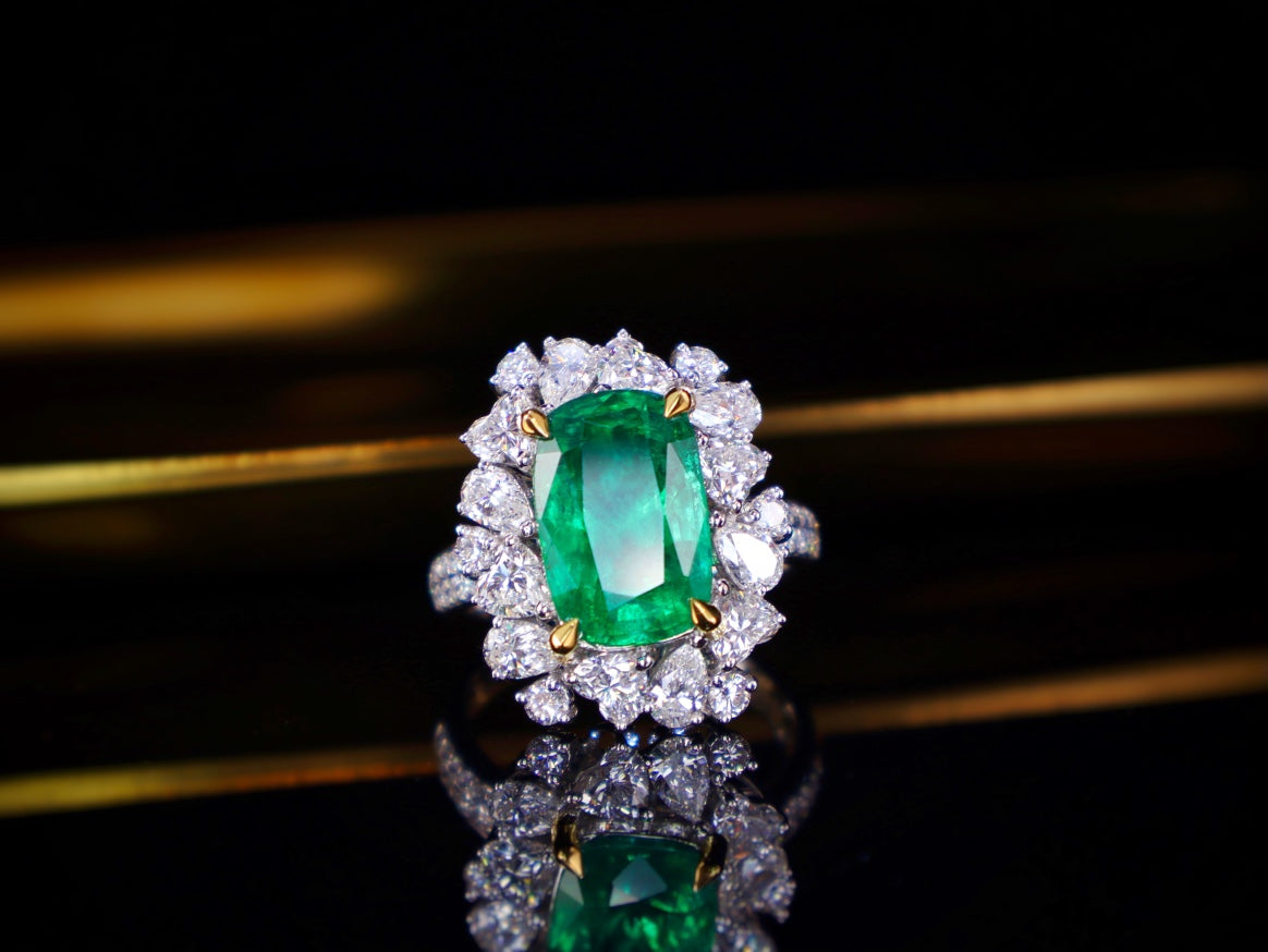 Emerald Ring: luxueus sieraad met intens vuur en eersteklas vakmanschap