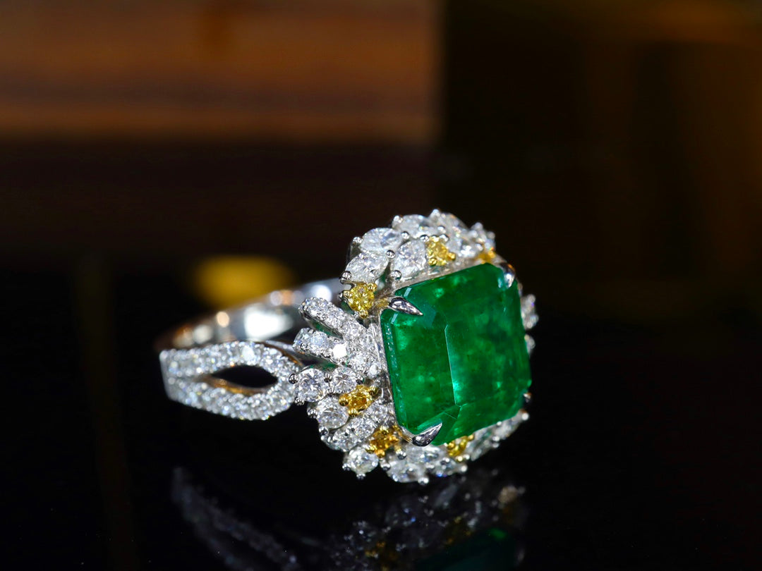 Emerald Ring - Luxurious Jewelry Piece with Sparkling Diamonds