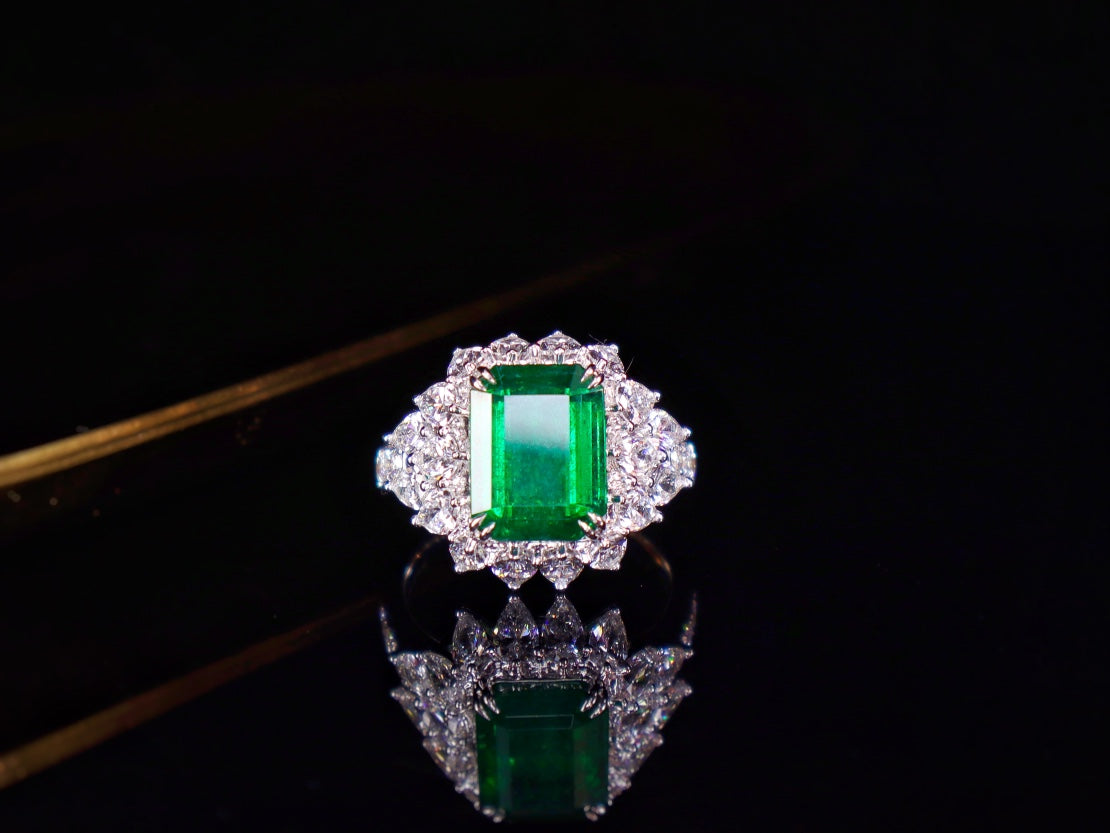 Emerald Ring - Luxurious Jewelry Piece with Guild Certificate