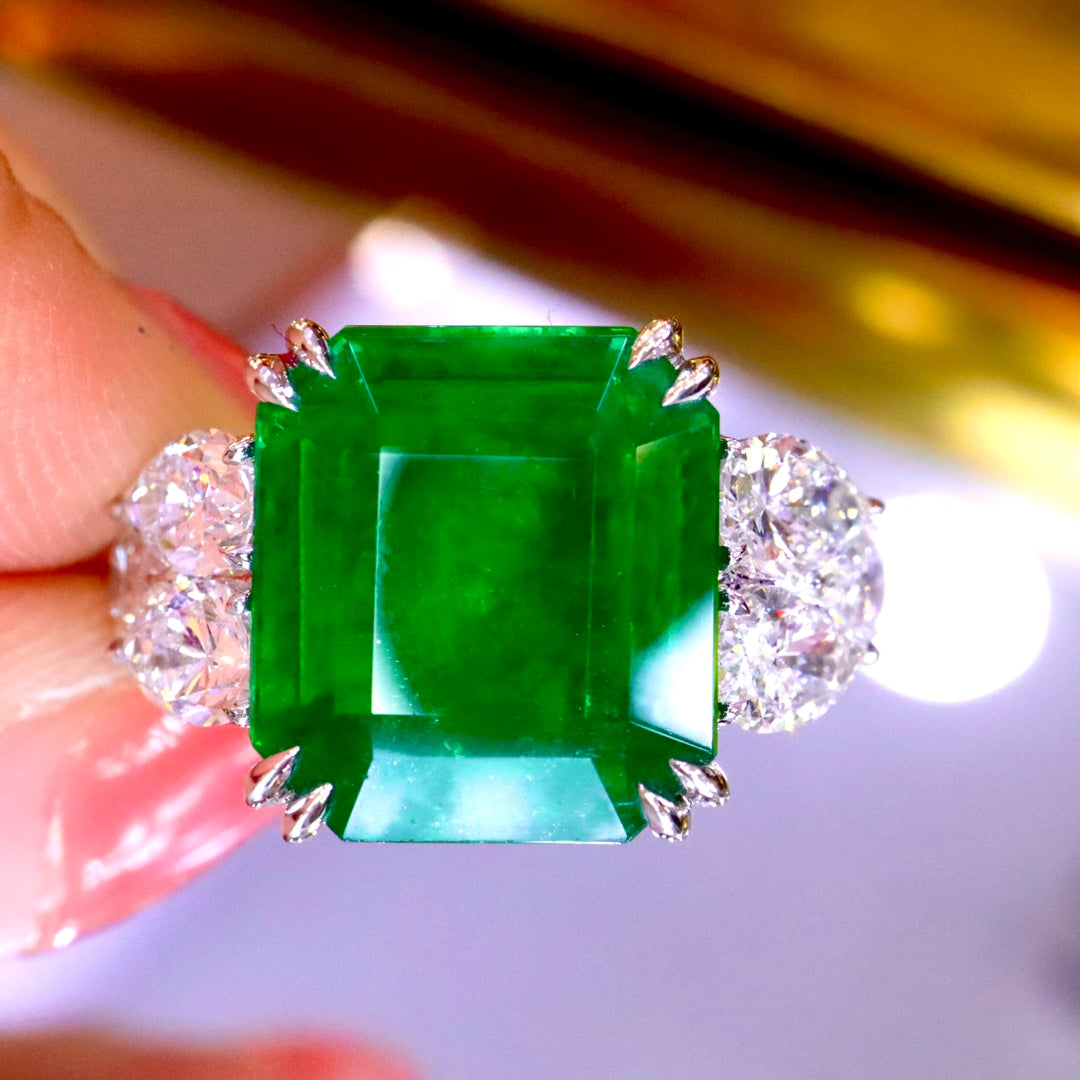 Elegant Three-Stone Jewelry: 18K Gold and Natural Emerald Ring