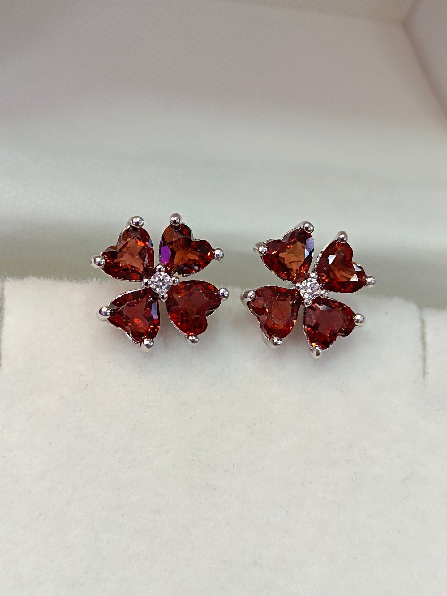 S925 Silver Embedded Garnet Heart Four-Leaf Clover Earrings - Elegant Jewelry