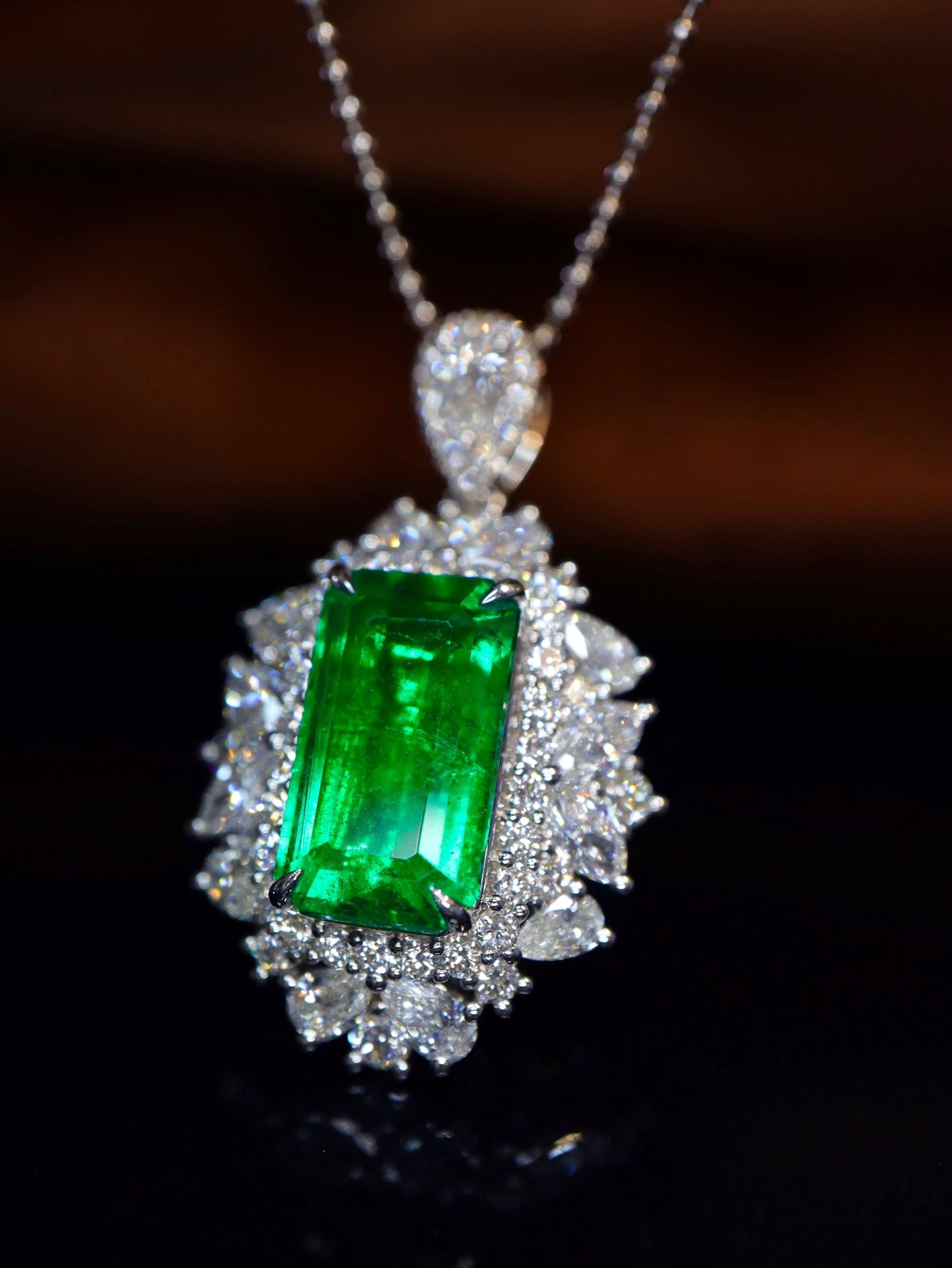 Emerald Pendant Jewelry: Vivid Green Glassy Gemstone