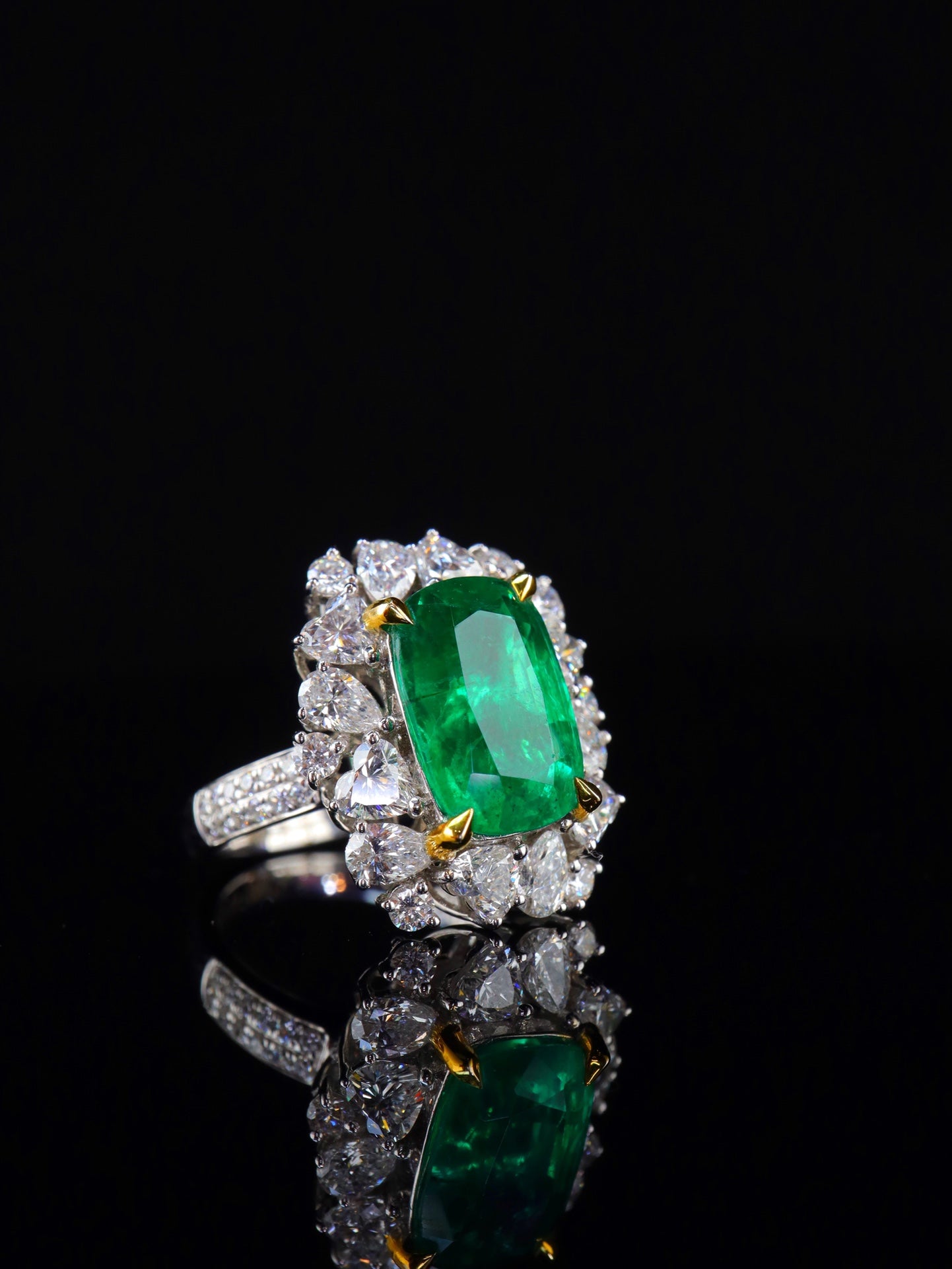 Emerald Ring - Luxurious Jewelry Piece with Intense Fire and Premium Craftsmanship