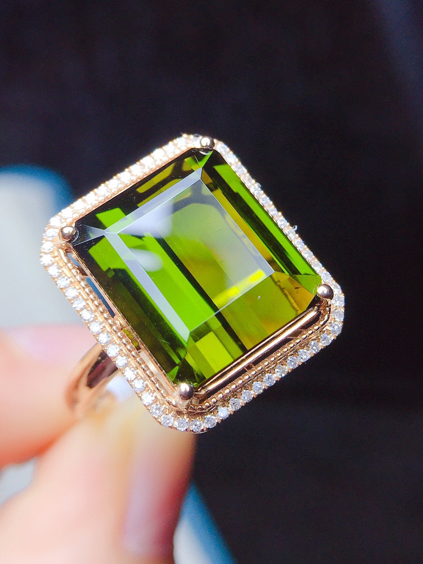 Natural Tourmaline Ring in 18K Gold with Diamond Embellishments - A Stunning Piece of Jewelry