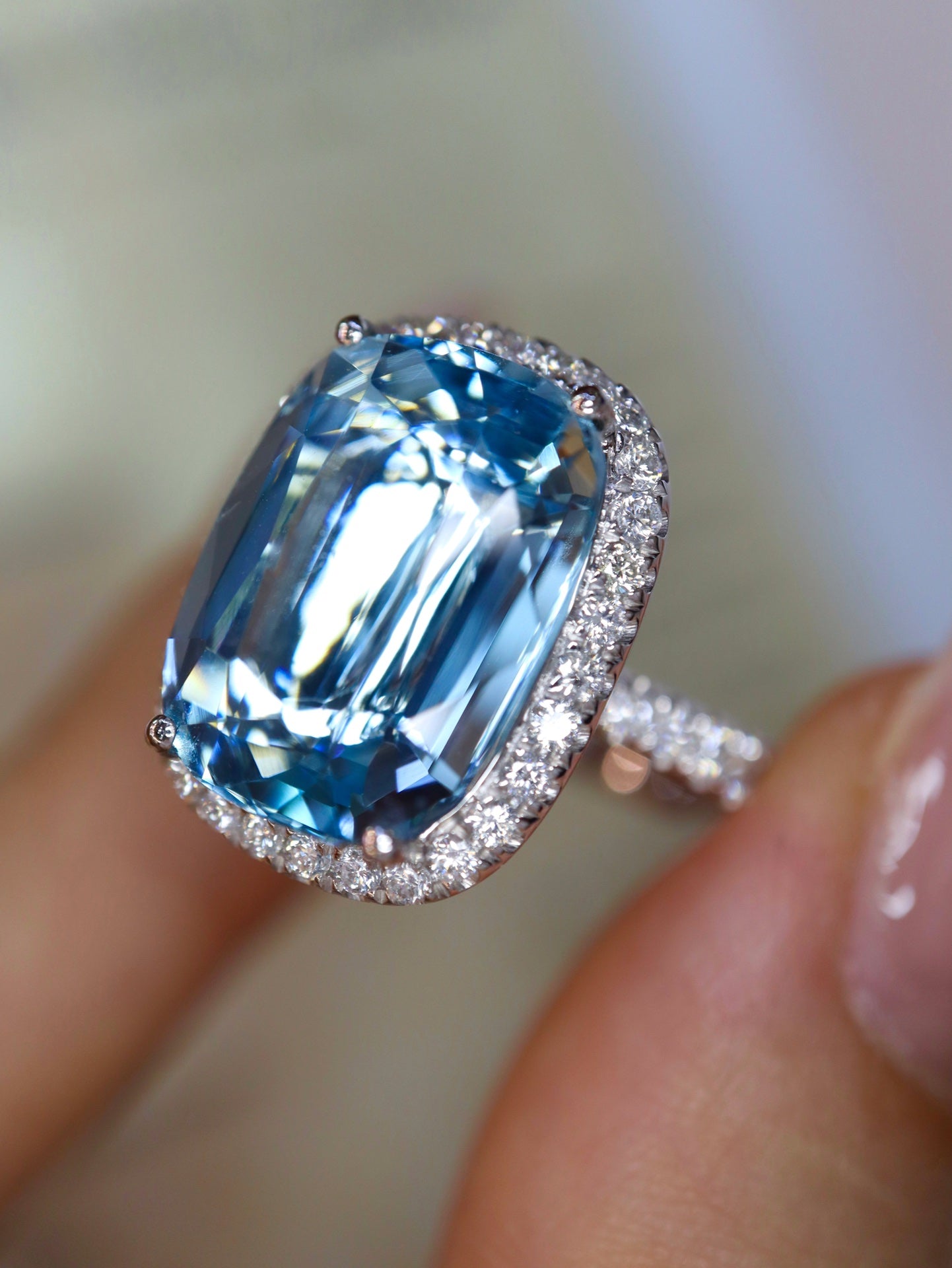 Exquisite 9.09-Carat Aquamarine Ring: A Touch of Understated Luxury Jewelry