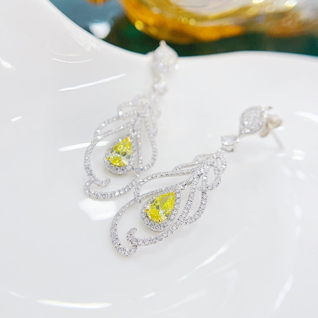 Boucles d'oreilles pendantes en forme de plume de diamants de culture en or jaune 18 carats - Jewelry Delight