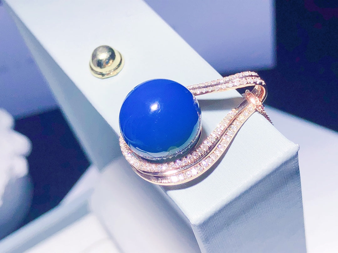 Exklusiver Anhänger aus 18-karätigem Gold mit eingebettetem dominikanischen blauen Bernstein – eleganter Schmuck