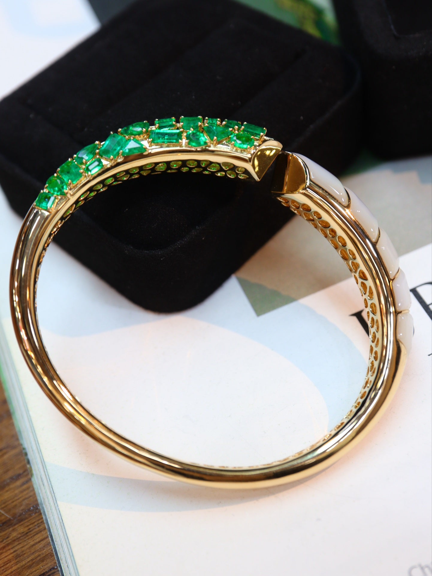 Exquisite Vintage-Inspired Emerald Bracelet - A Jewelry Marvel