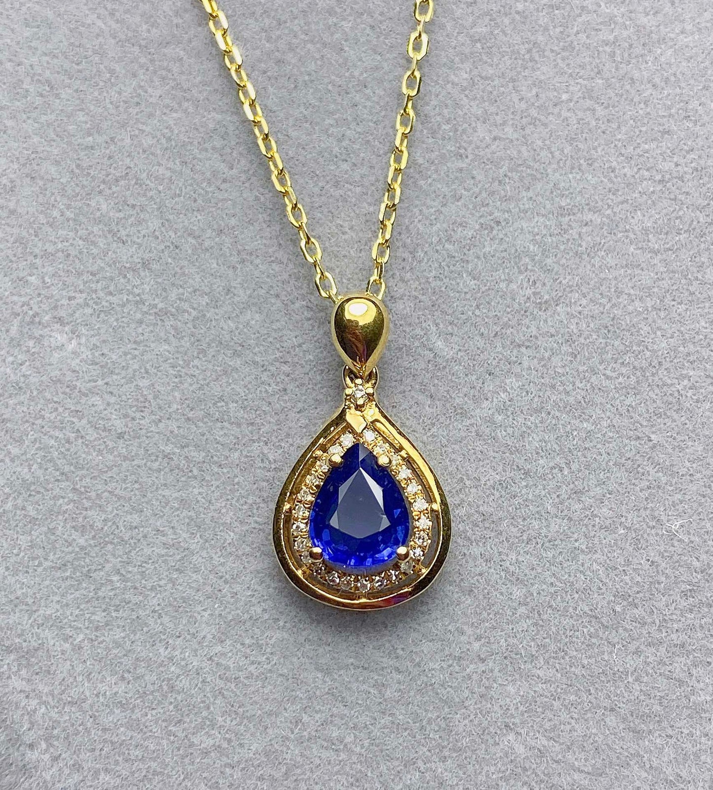 Elegant Natural Sapphire Pendant in 18K Gold with Diamond Accents - Jewelry