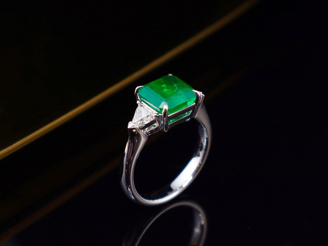 Emerald Ring Jewelry - Classic Three-Stone Design with Vivid Green Hue