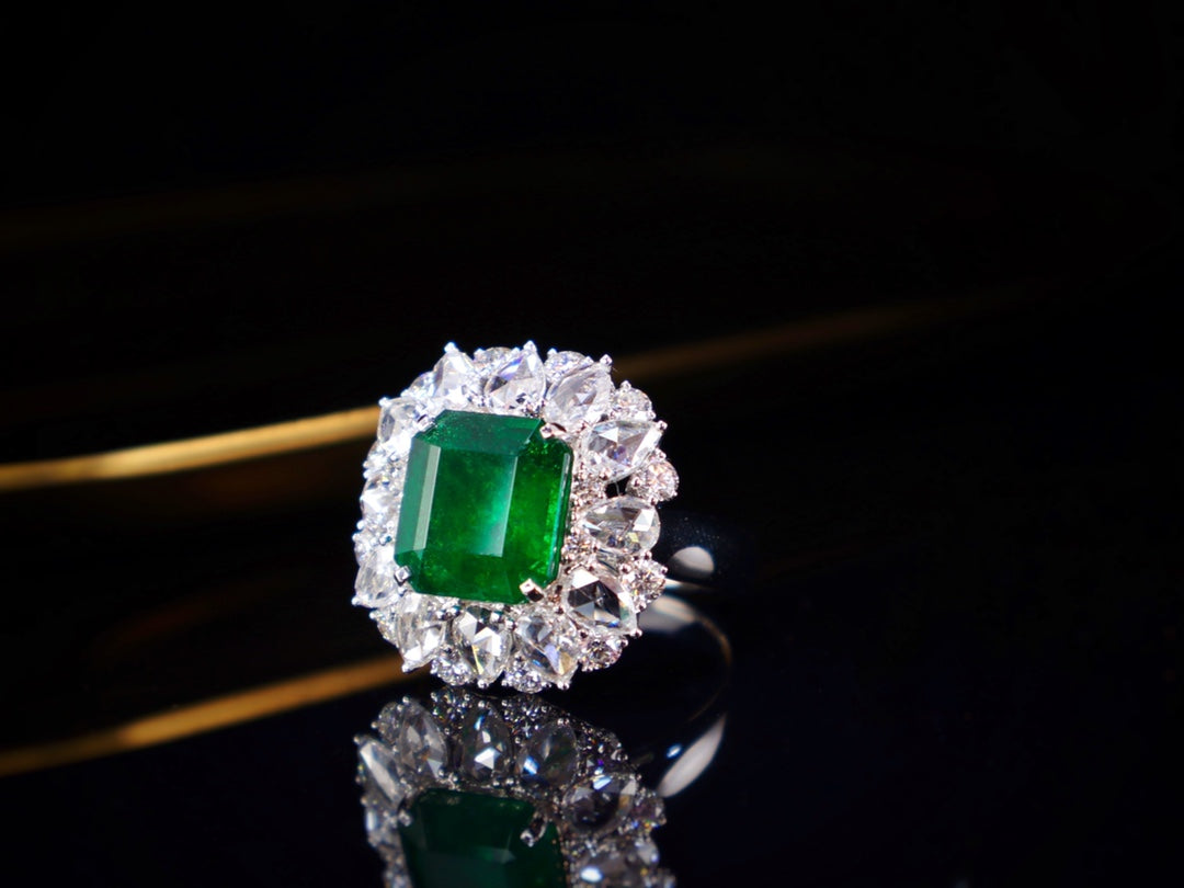 Emerald Ring - Luxurious Jewelry Piece with Exceptional Craftsmanship