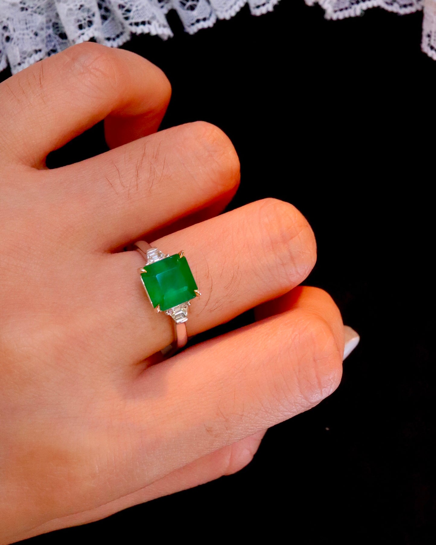 Elegant Three-Stone Natural Emerald Ring - A Timeless Jewelry Piece