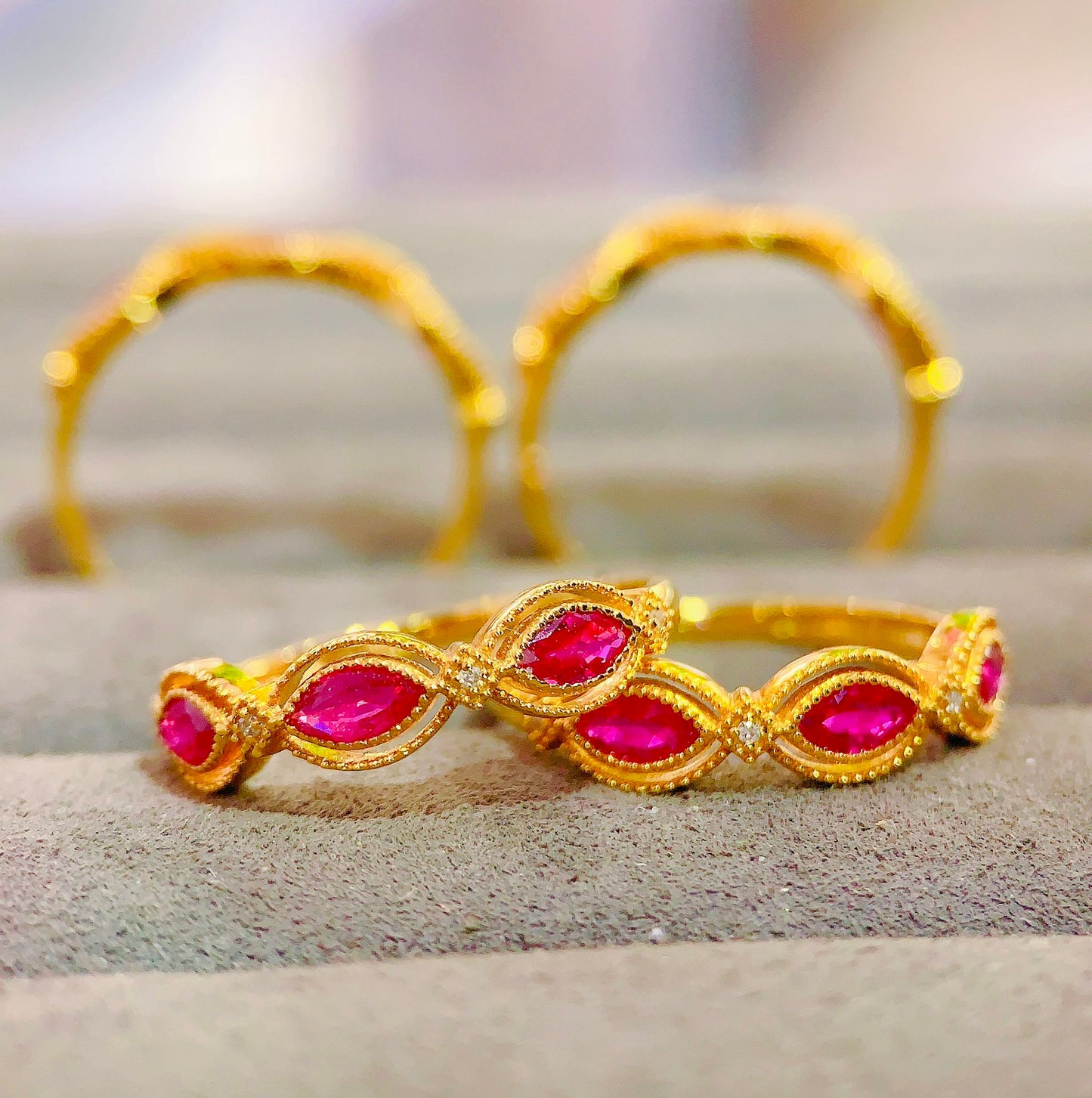 Betoverende Ruby Marquise Ring - Elegante 18k gouden ingebedde sieraden