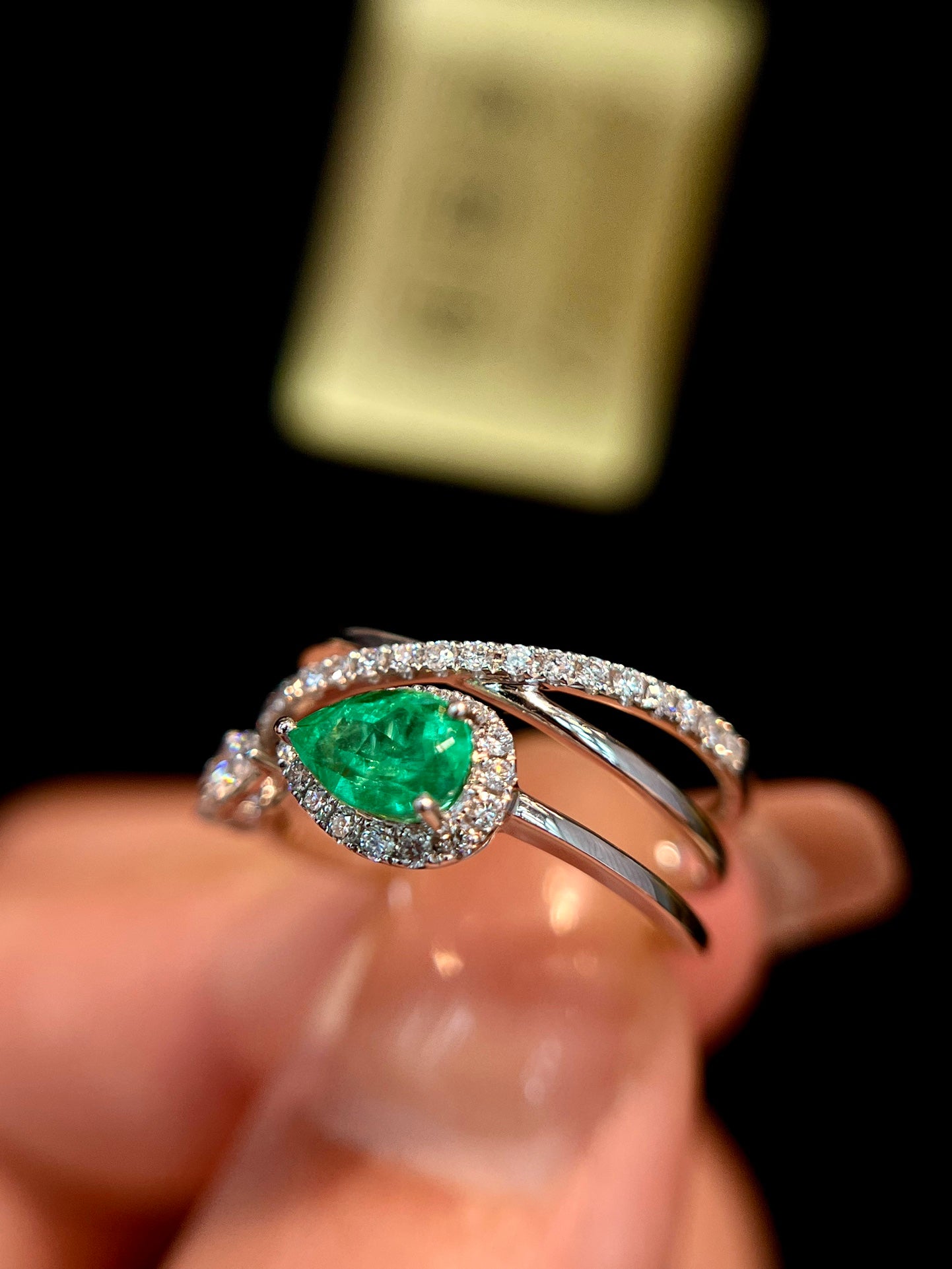 Elegant and Captivating 18K Gold Colombian Emerald Ring with Diamonds - A Must-Have Jewelry