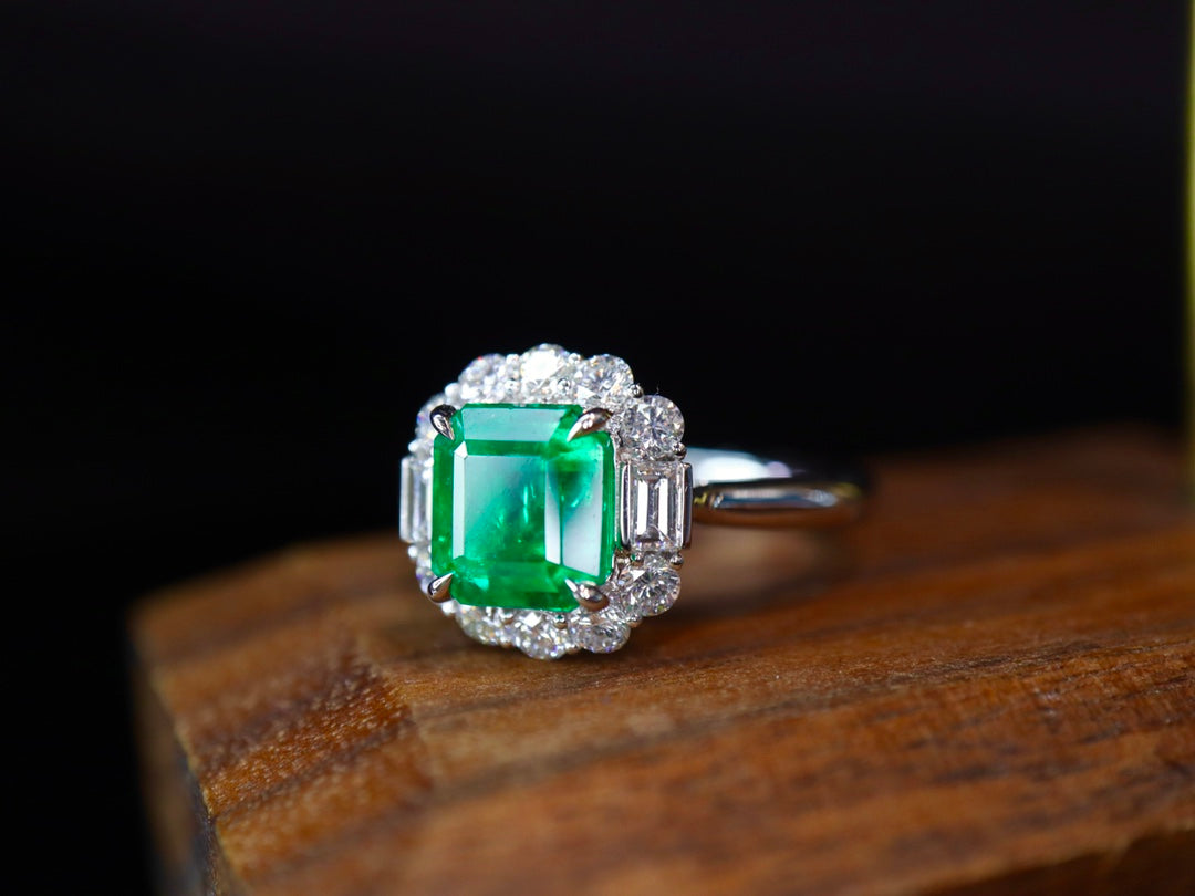 Elegant Emerald Ring - A Timeless Piece of Jewelry