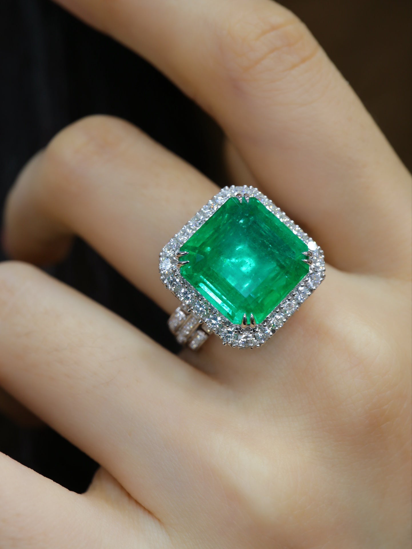 Emerald Ring Jewelry: High-Quality Vivid Green Collector's Piece