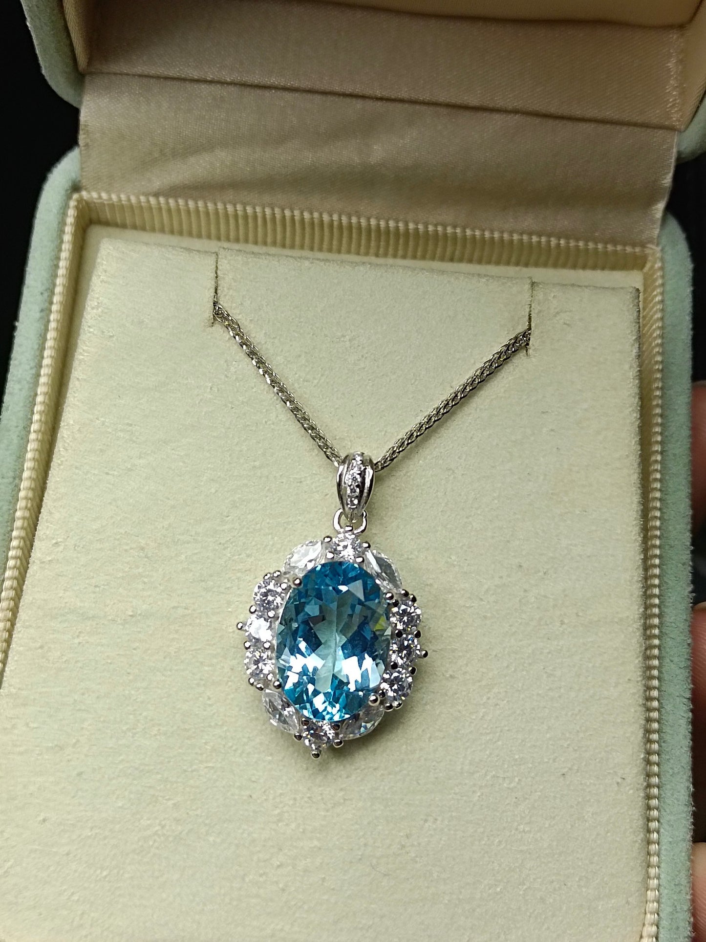 Luxurious Natural Topaz Pendant Jewelry - A Dazzling Display of Elegance