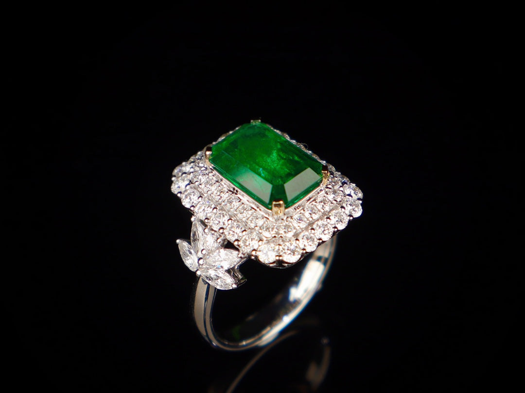 Emerald Ring Splendor - High-End Jewelry Piece