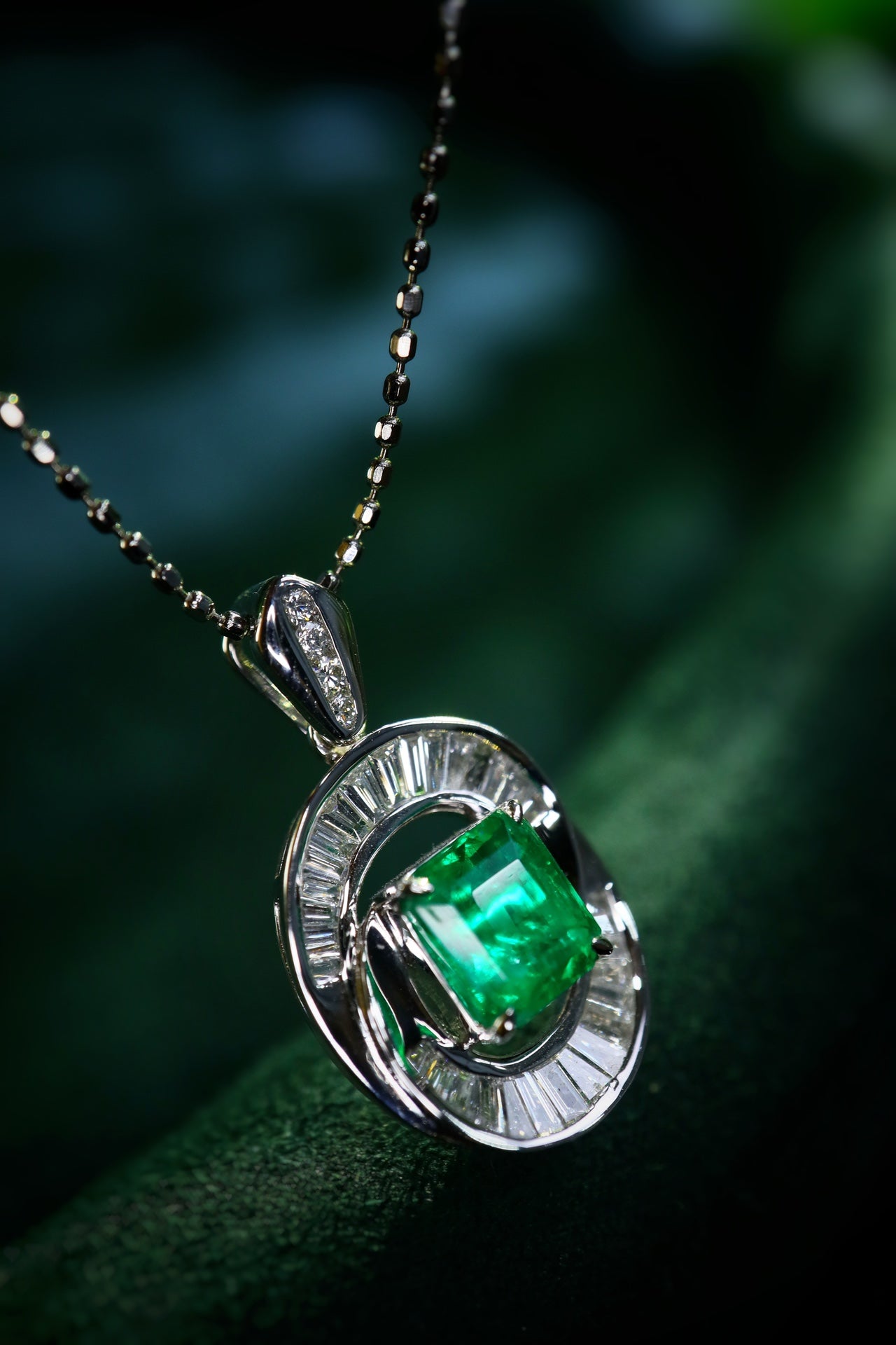 Panjshir Emerald Pendant - Premium Jewelry for an Irresistible Sparkle