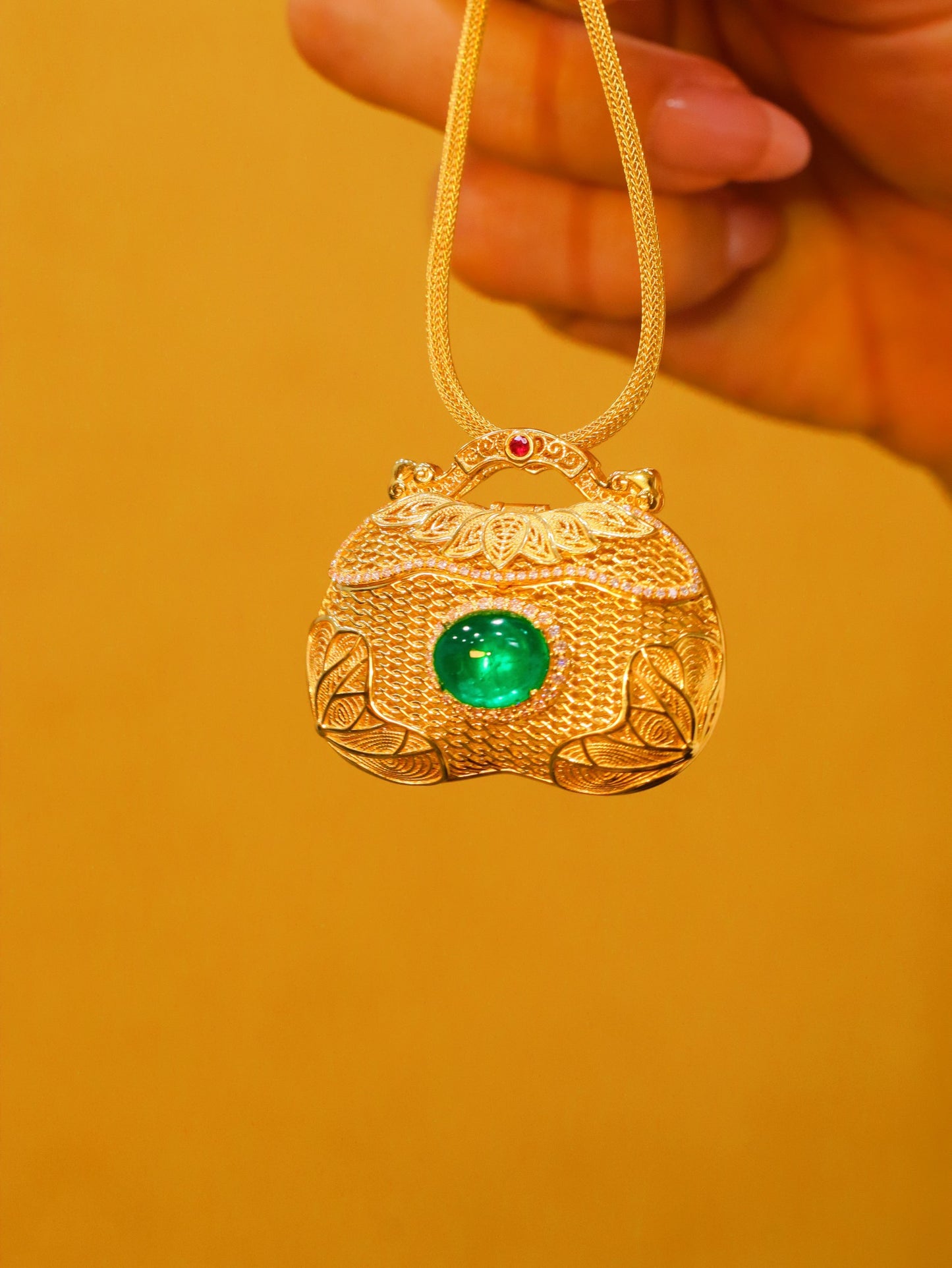 Enchanting Emerald Pendant Jewelry - Lock in Luck and Bliss