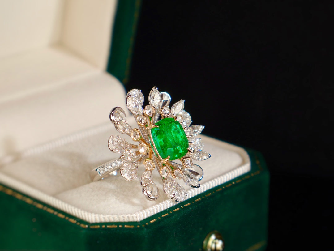 Emerald Ring - Exquisite Flower Design Jewelry