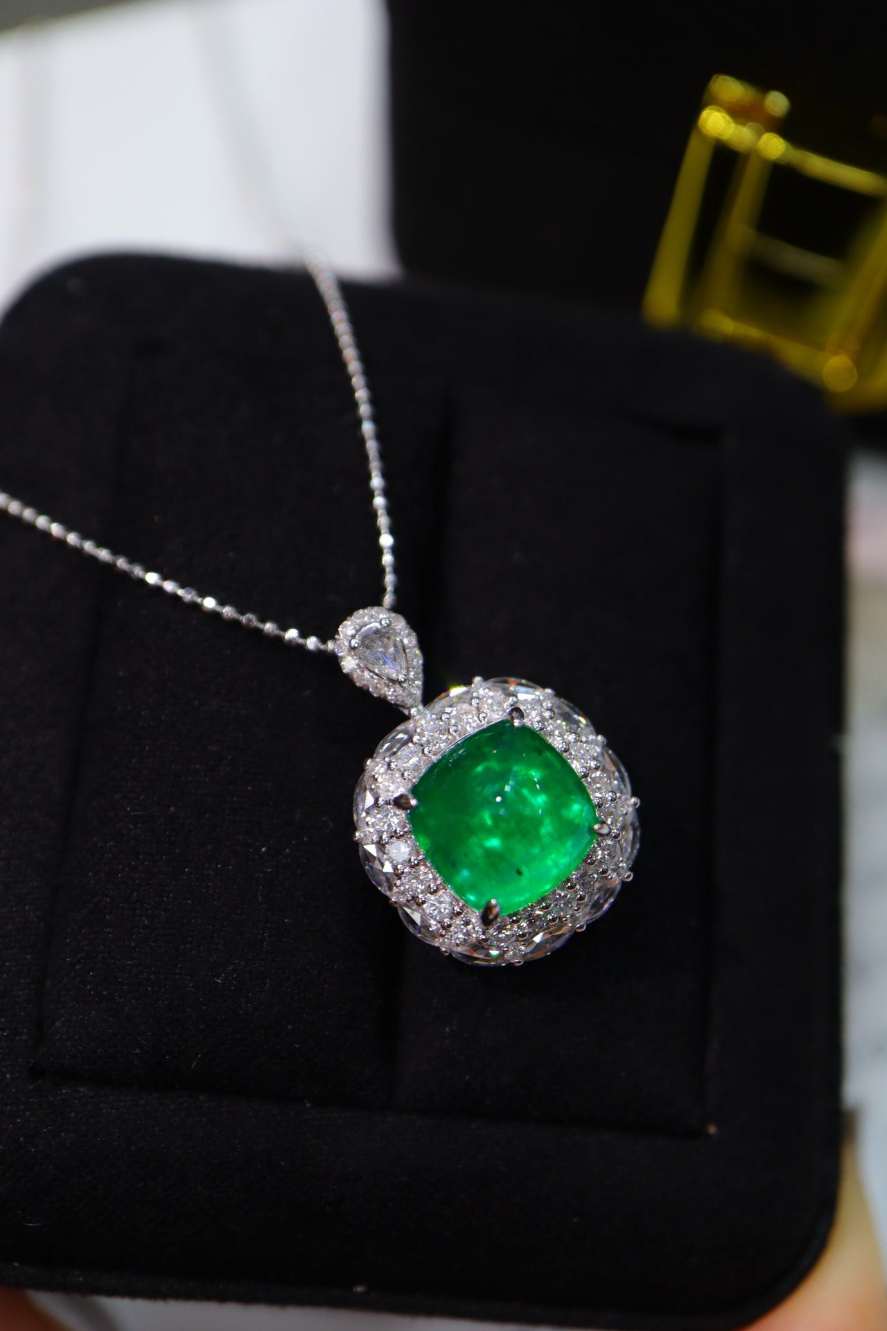 Luxurious Emerald Sugarloaf Pendant - A Jewelry Masterpiece