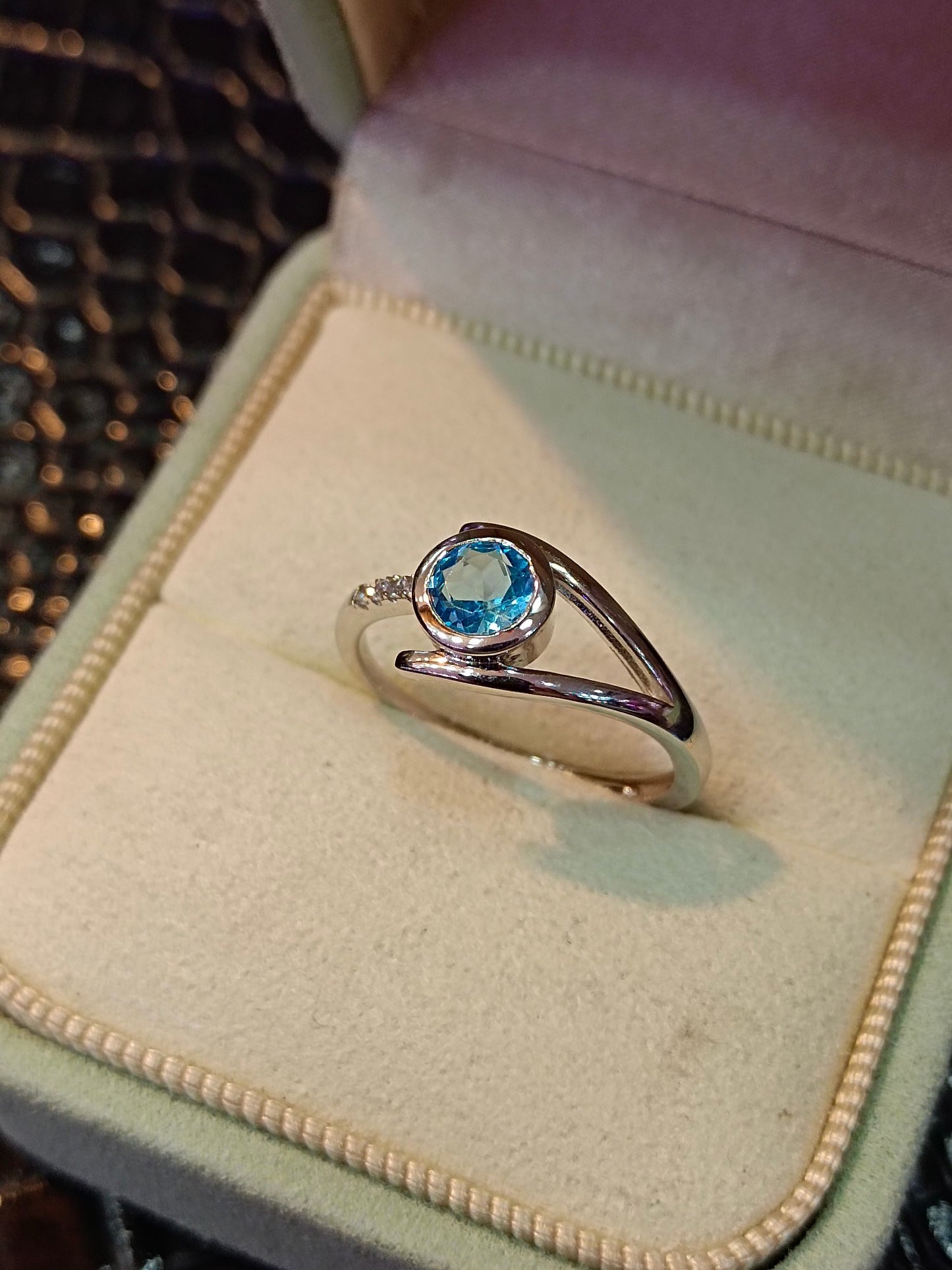 Exquisite S925 Sterling Silver Ring with Topaz Embedded in 18K Gold Setting - Unique Minimalist Jewelry