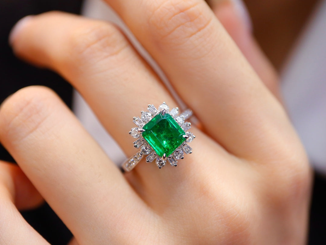 Emerald Ring with Vivid Green Hue | Premium Jewelry