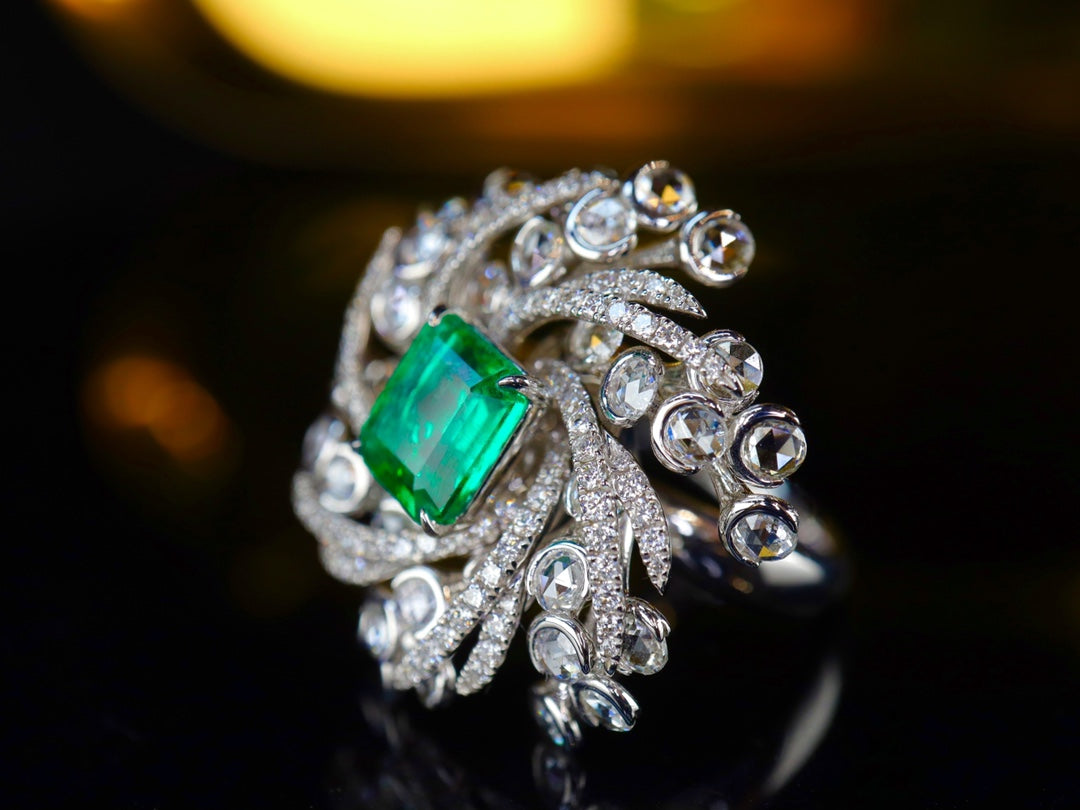 Emerald Ring - Exquisite Flower Design Jewelry Piece