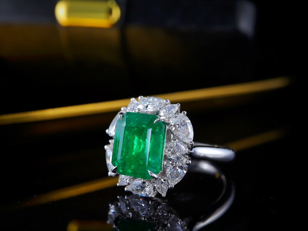 Emerald Ring Splendor: 4.45ct Vivid Green Jewelry Gem