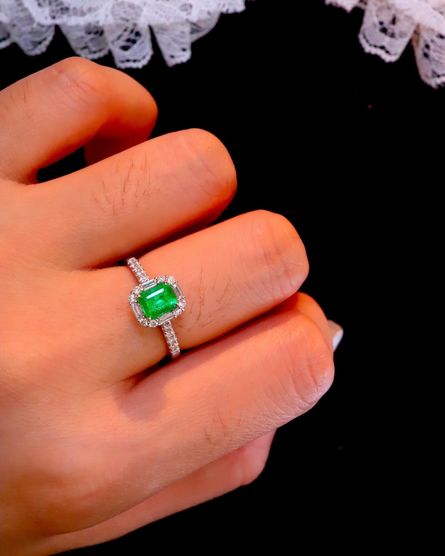 Timeless Classic Jewelry: 18k Gold and Diamond Embedded Emerald Ring