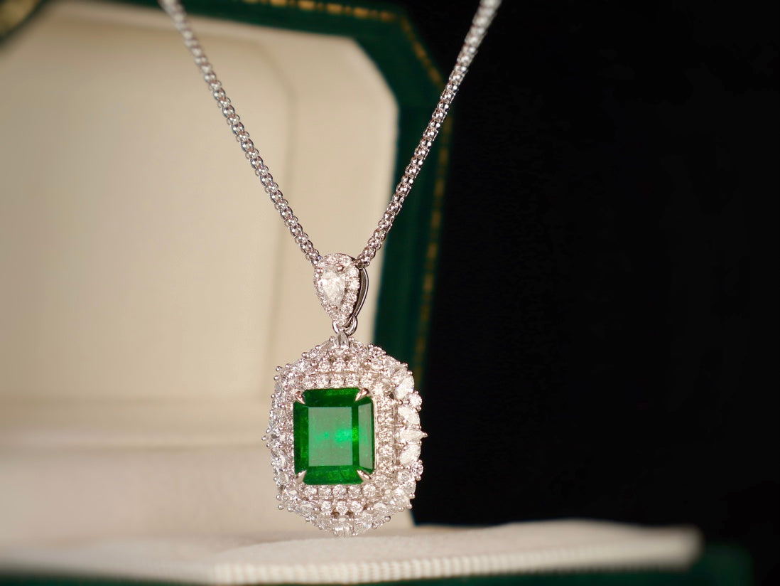 Vivid Green Emerald Pendant - A Jewelry Gem for Elegance and Sophistication