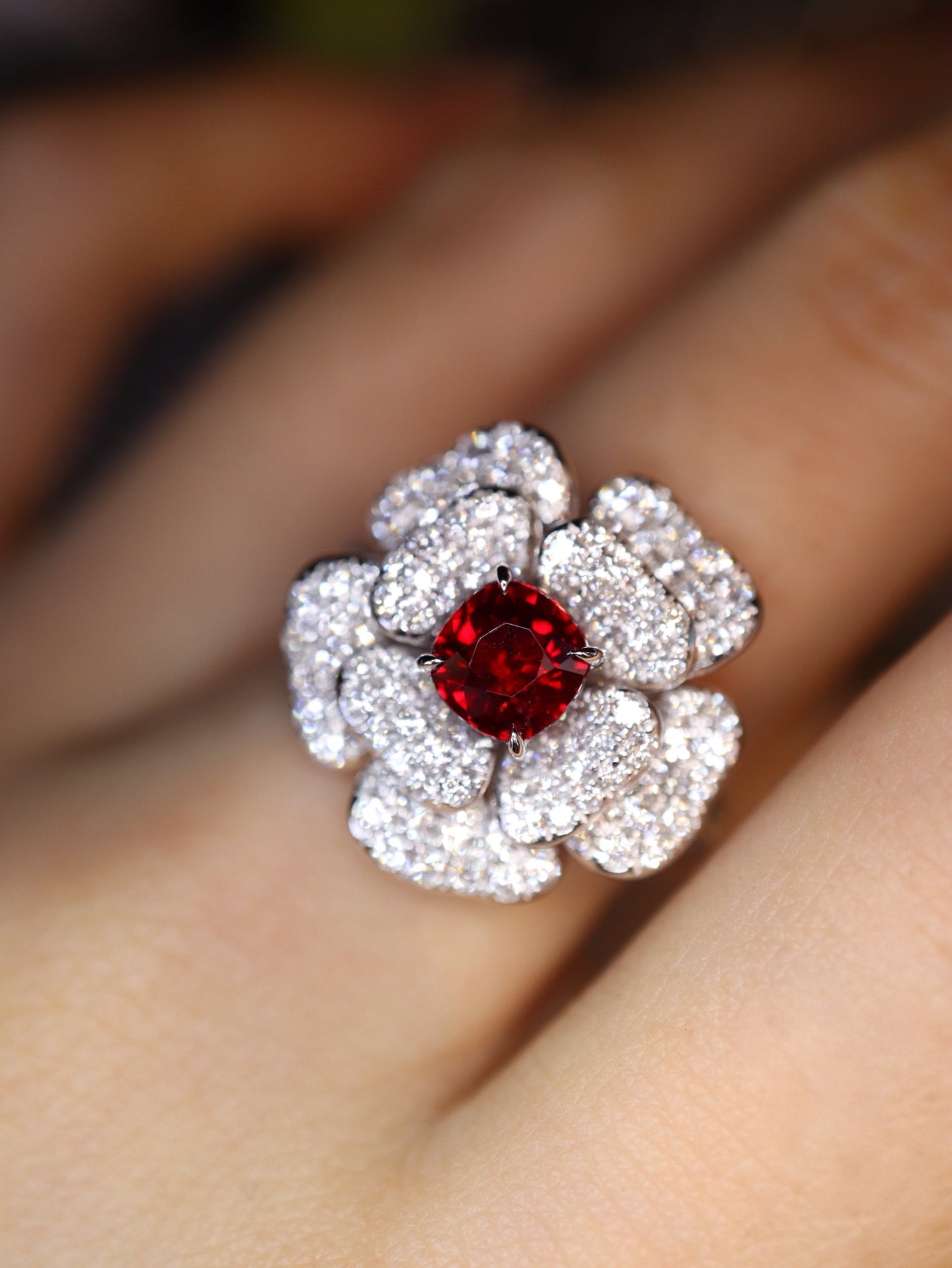 Anillo de rubí rojo sangre de paloma - Joyería con diseño de flores