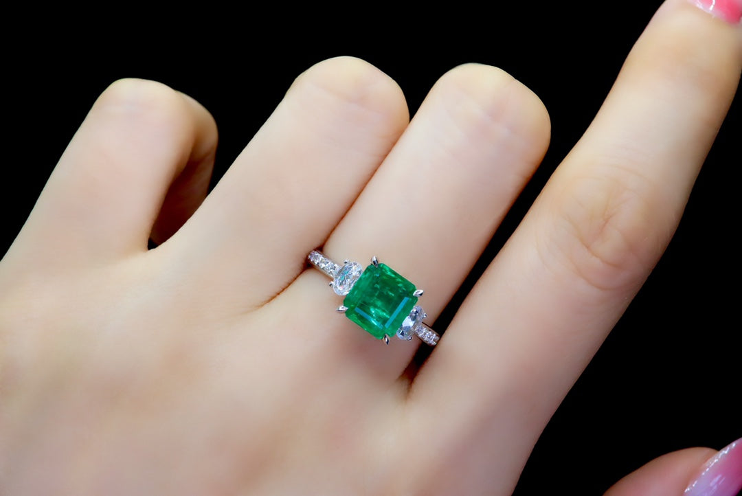 Exquisite Emerald Ring - A Classic Jewelry Piece