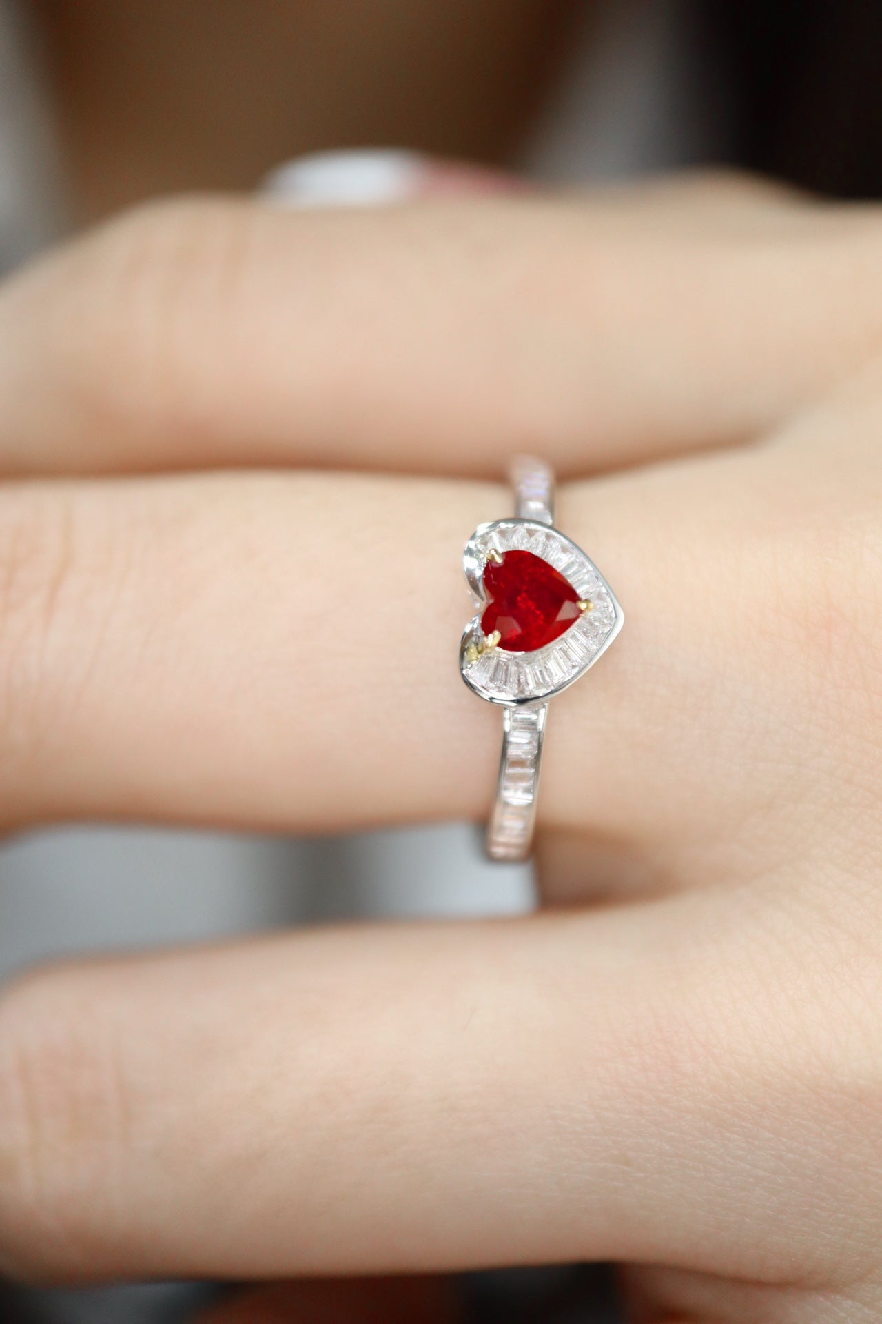 Anello con rubino rosso sangue di piccione - Collezione di gioielli premium