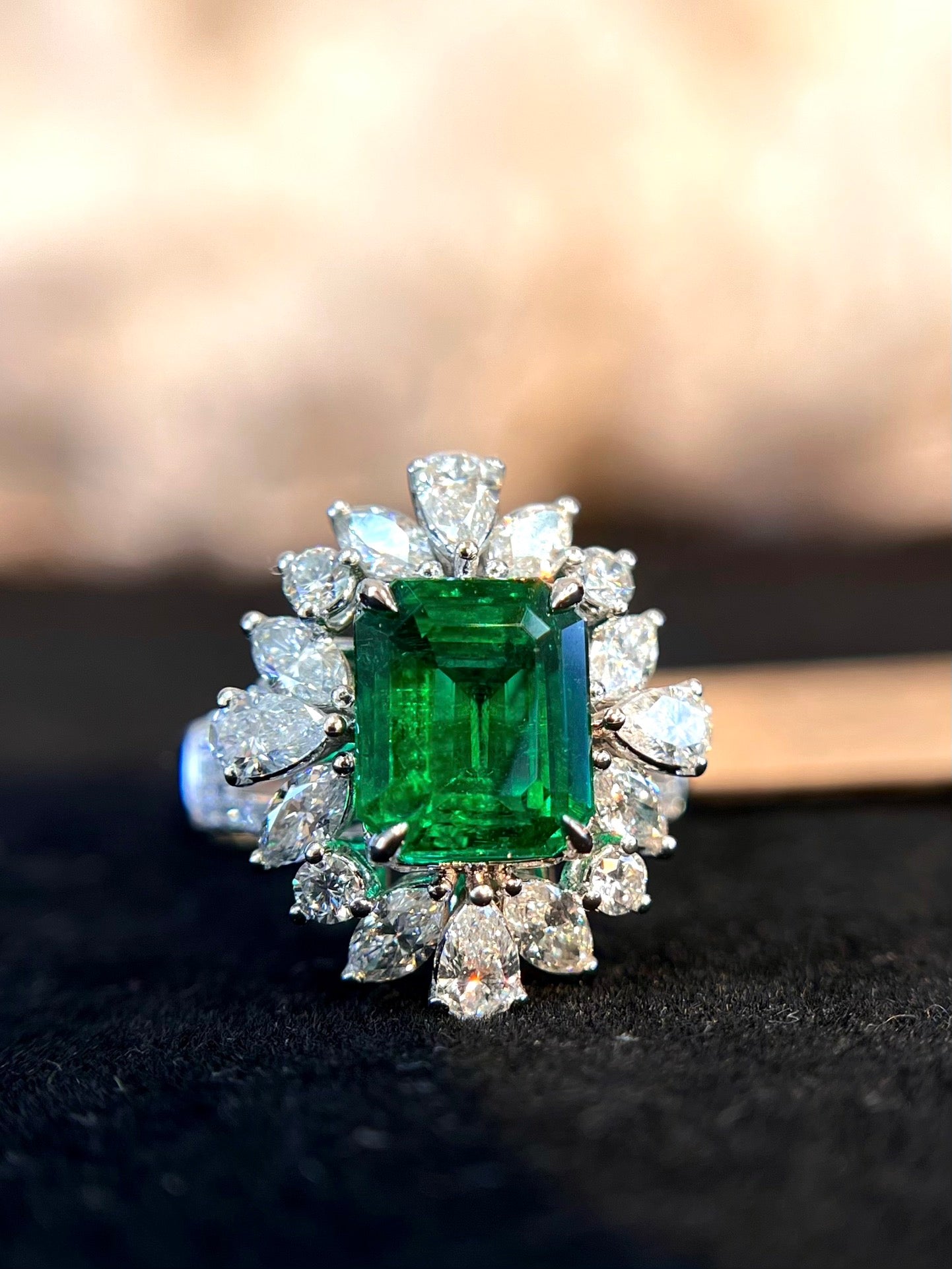 Exquisite Verdant Jewelry: 18k Gold Embedded Vivid Green Emerald Ring