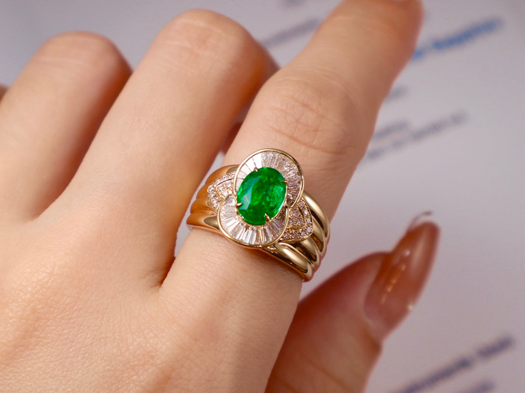 Emerald Green Jewelry Marvel: A Grandeur Ring for the Bold