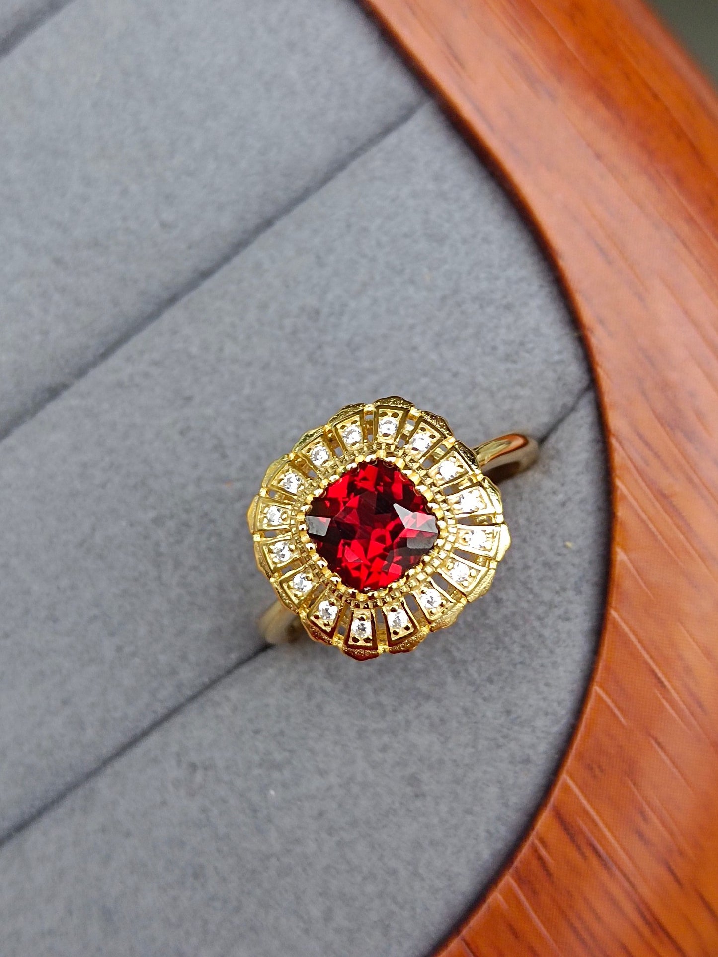 Exquisite Natural Garnet Ring - A Masterpiece of Jewelry Craftsmanship