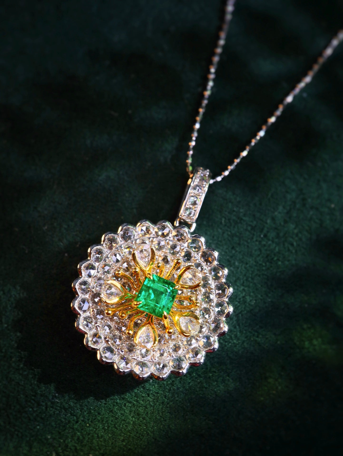 Panjshir Emerald Pendant - En glittrande VVG Warton Green Smycken Gem