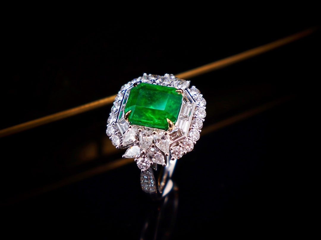 Emerald Ring - Luxurious VVG with GILD Certificate, A Jewelry Marvel