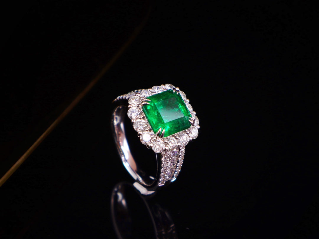 Emerald Ring - Luxurious Jewelry Piece with Premium Craftsmanship