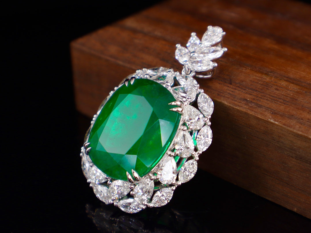 Emerald Pendant Jewelry - Luxurious and Magnificent Choice