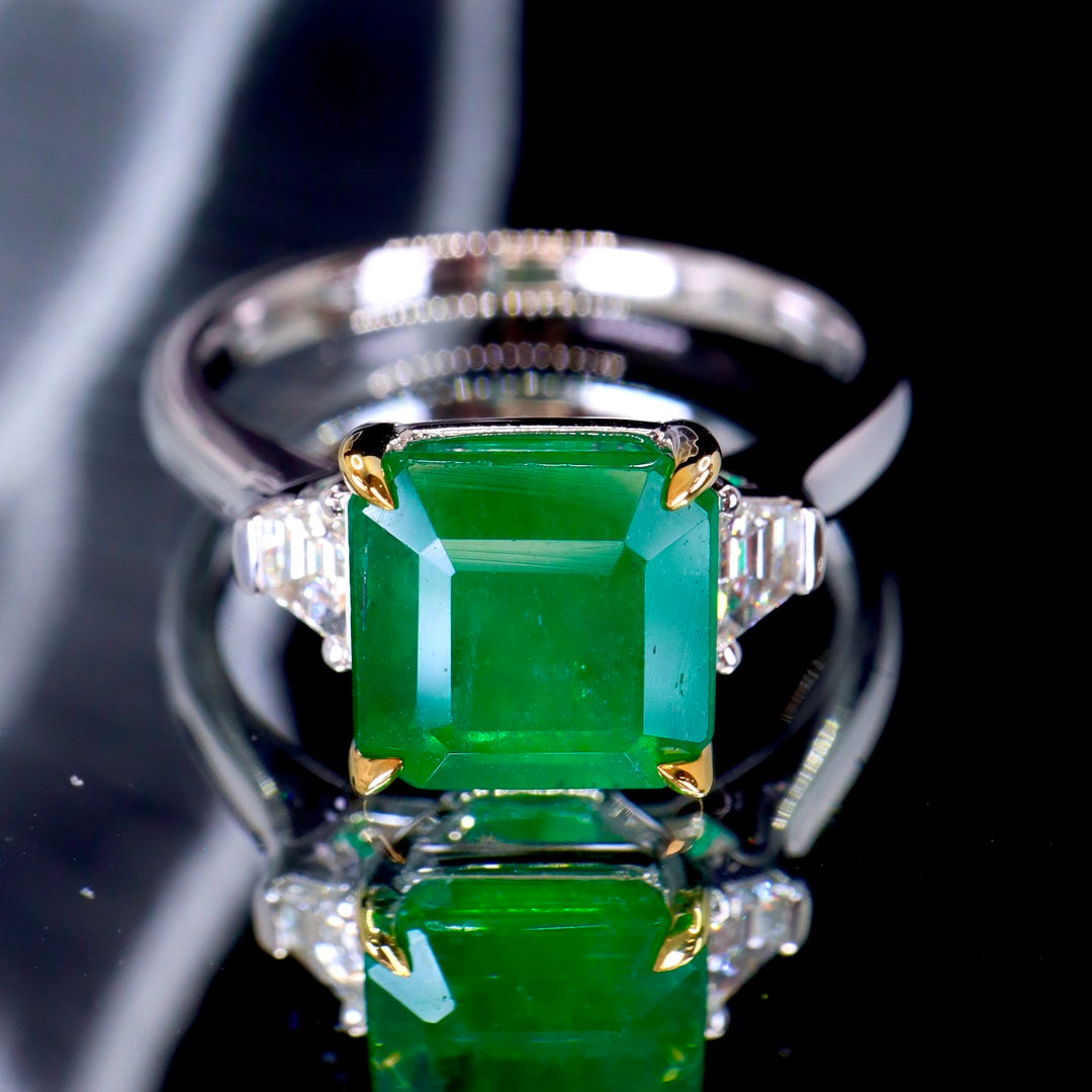 Elegante Anillo con Esmeralda Natural de Tres Piedras - Joyería Fina