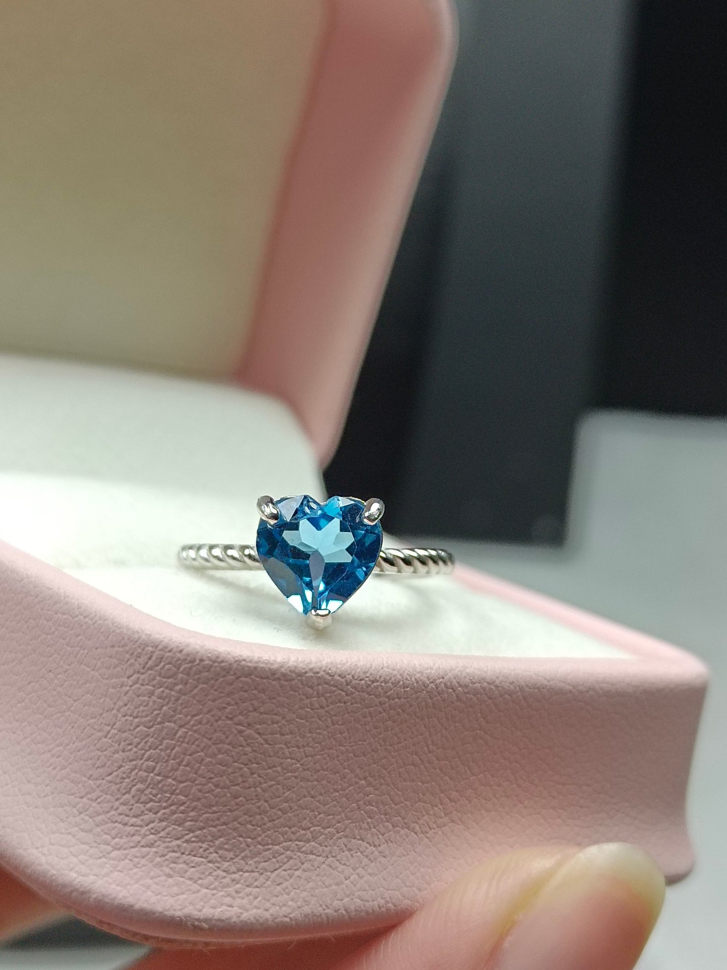 Mystic Blue Topaz -sydänsormus - korkealaatuiset sveitsiläiset korut