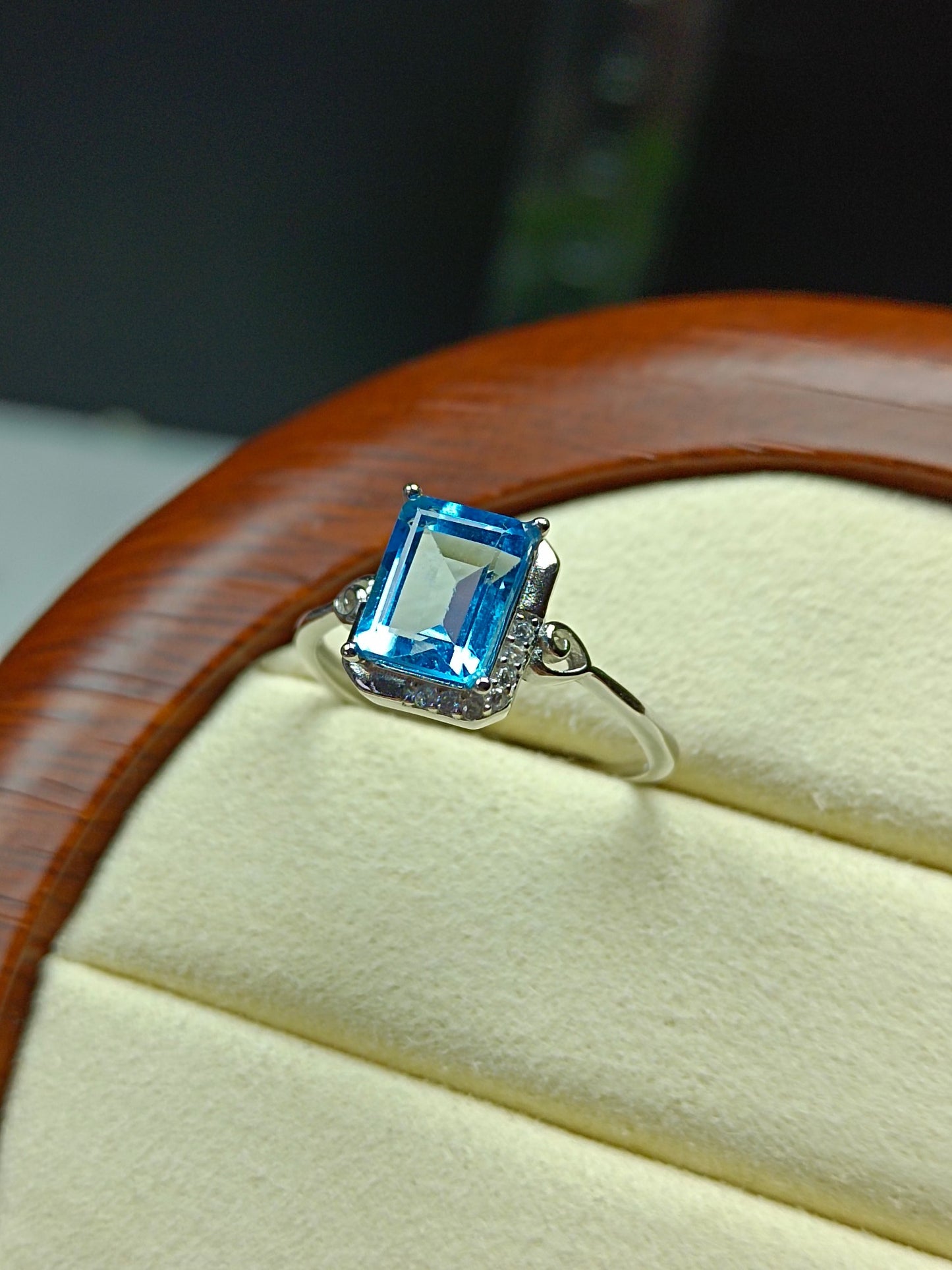 Cincin Segiempat Topaz Biru Swiss Asli yang Indah - Barang Kemas untuk Setiap Majlis