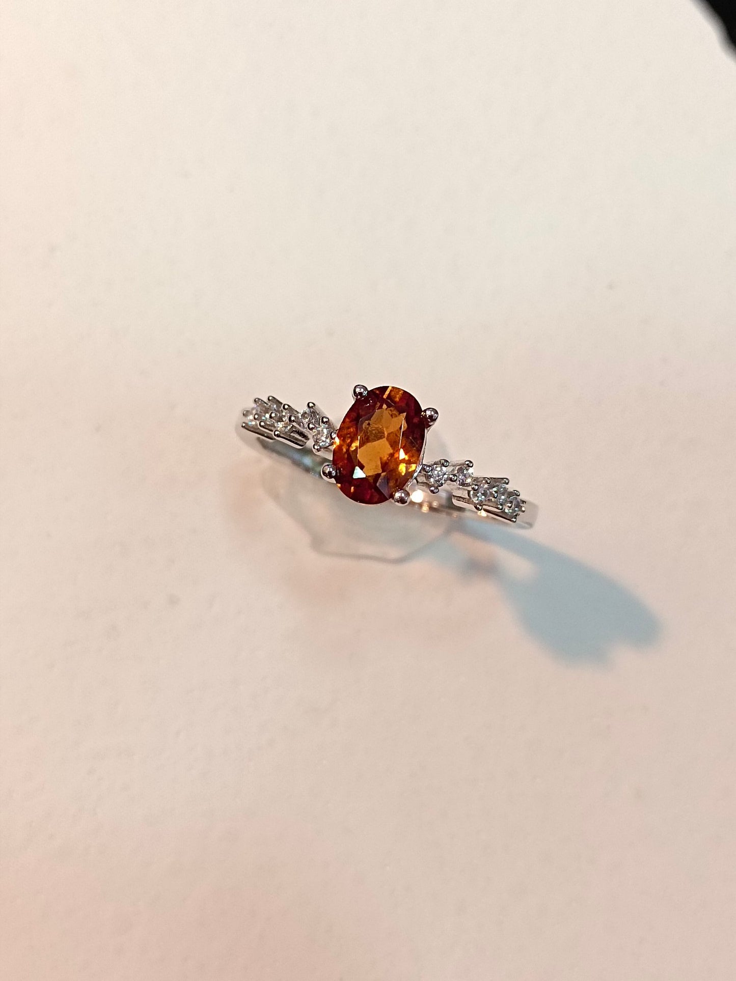 Cincin Pengerjaan Halus Perak Murni S925 Yang Indah Tertanam dengan Fanta Garnet - Perhiasan yang Dapat Disesuaikan